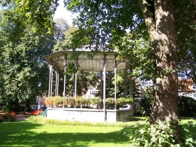 veurnebandstand.jpg